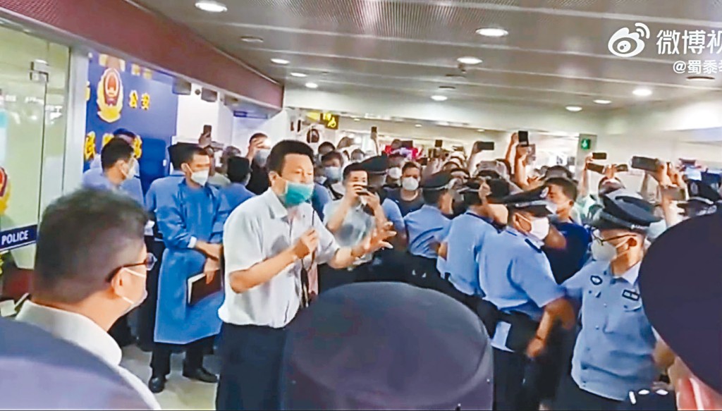三亞機場工作人員表示將送旅客返回市區,引起鼓噪。