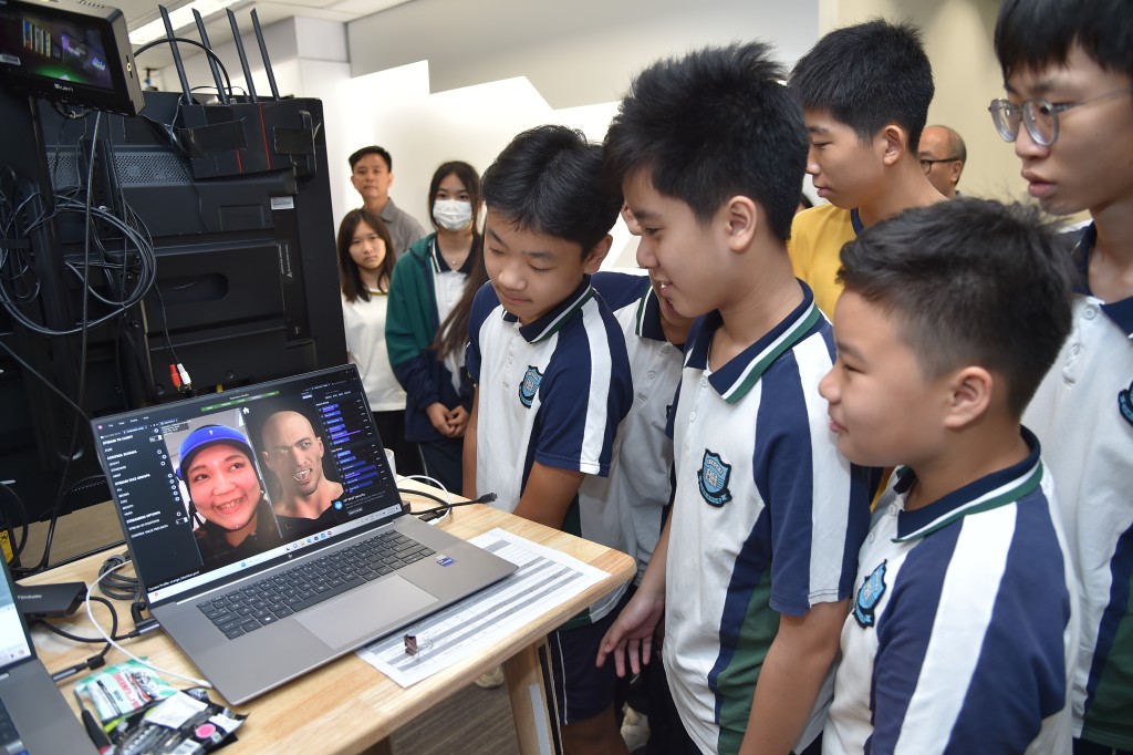同學了解虛擬人像面部表情捕捉裝置的應用。