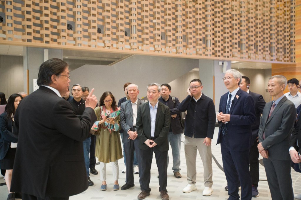 范駿華等聯席會議成員昨日（12日）下午參觀了香港中醫醫院。