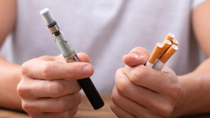 醫學界一直質疑電子煙對人體健康危害，並不比傳統煙草低。iStock示意圖