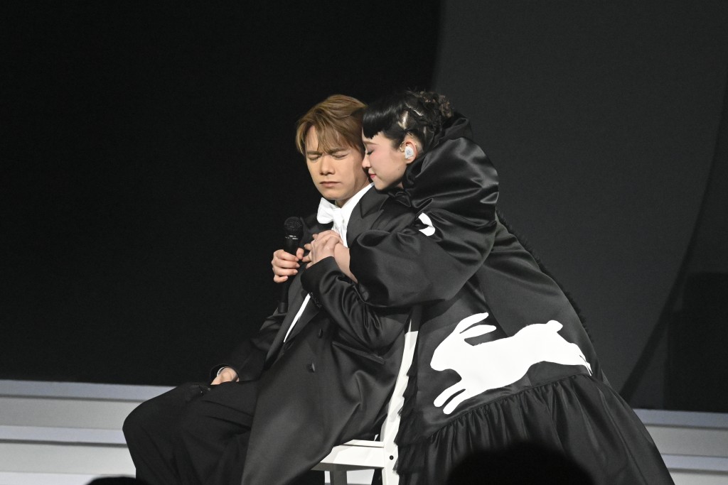 今年2月，王菀之一連兩場《合體 演唱會》紅館騷，張敬軒連續兩場擔任嘉賓。