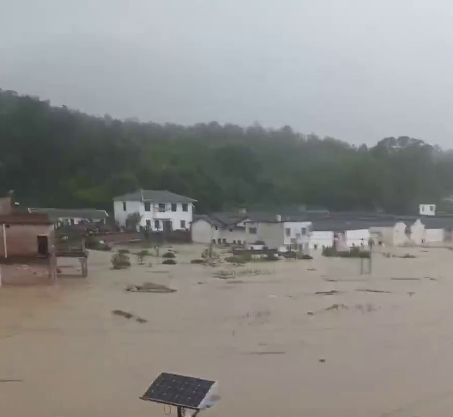 因暴雨關係廣東梅州市平遠縣、蕉嶺縣各鎮均出現不同程度水浸。