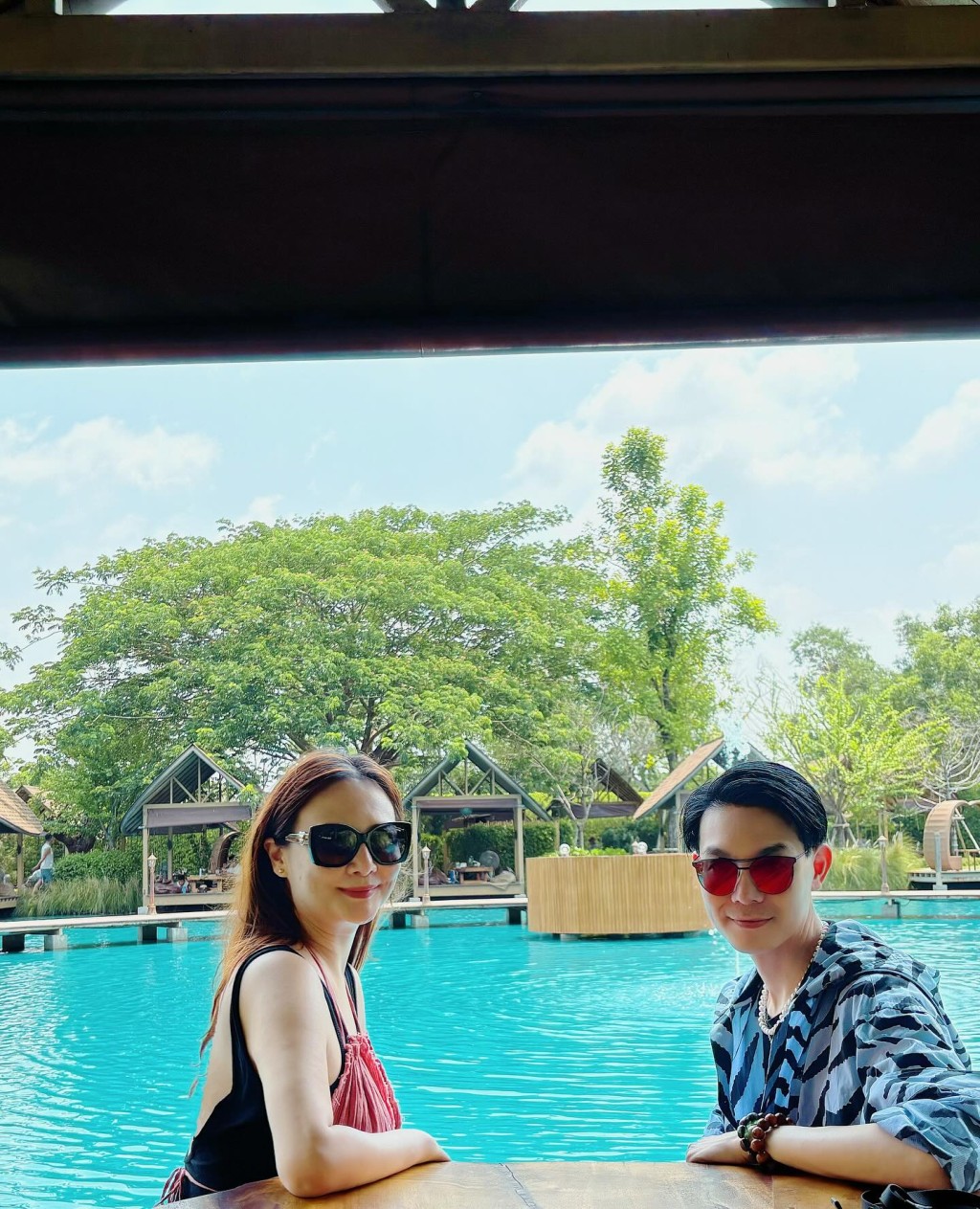 周倩圯與形象指導男友Ricky Kwok郭慶彬（右）近日趁泰國潑水節飛到曼谷度假。