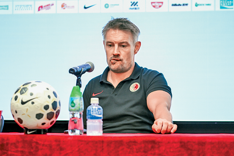 韋斯活因公開發表爭議言論，成為球迷口中的「搶口教練」。