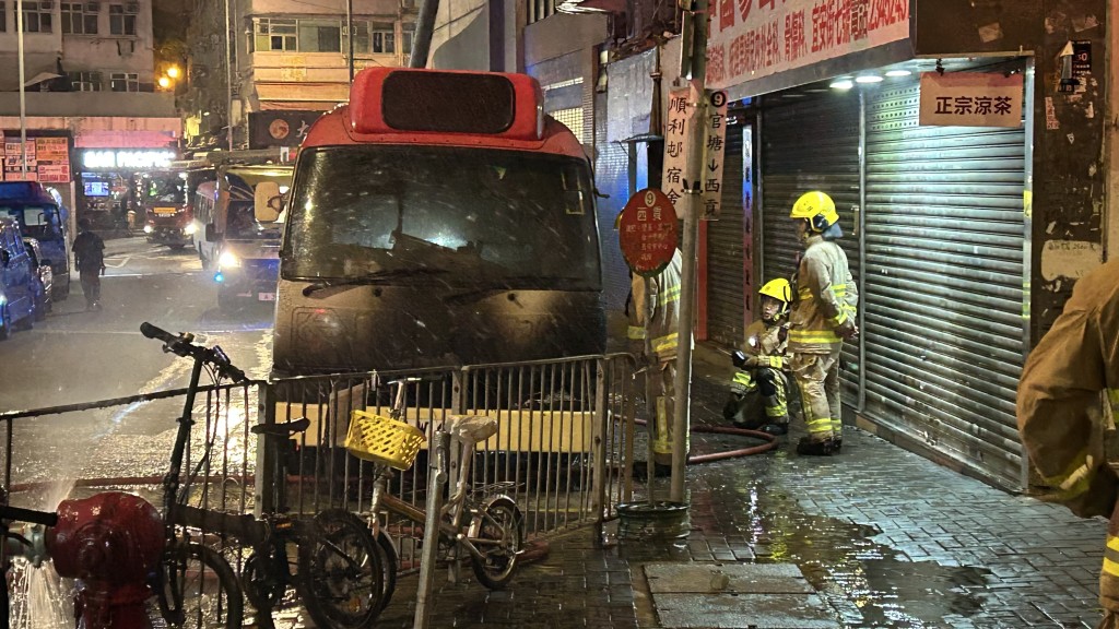 牛頭角小巴深夜起火傳爆炸聲 消防迅速撲熄無人傷。蔡楚輝攝