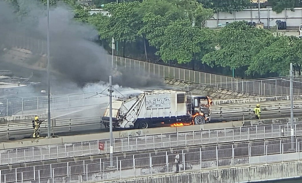 垃圾車車頭起火。 網圖
