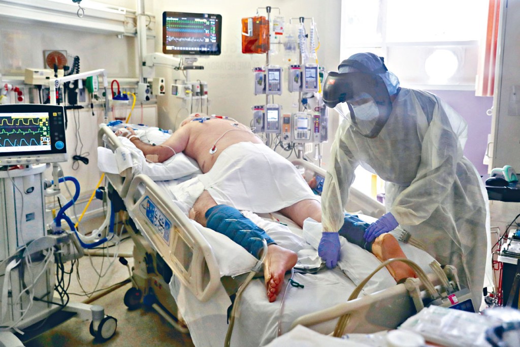 加州丘拉維斯塔醫院深切治療部內的新冠肺炎病人。