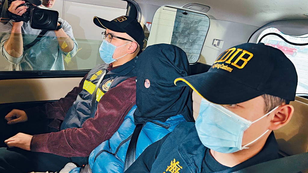 關員拘捕涉嫌販毒男子。