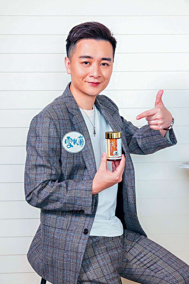 譚輝智首次為產品代言，以一身斯文造型拍攝硬照。