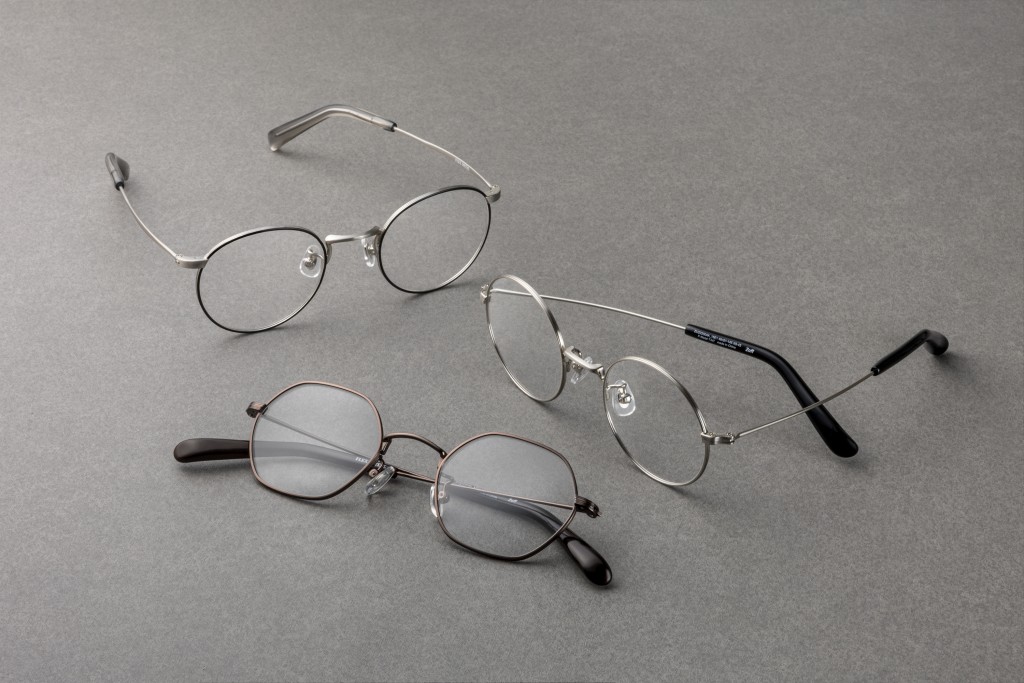 全新FLEX METAL系列眼鏡的鏡臂以NT金屬製成，具有優良的強度及耐用性，不易變形/各$1,098起。