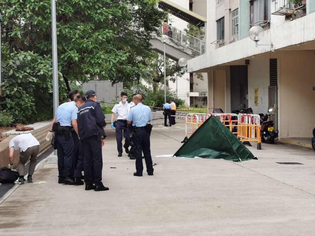警方架起綠色帳篷遮蓋遺體。劉漢權攝