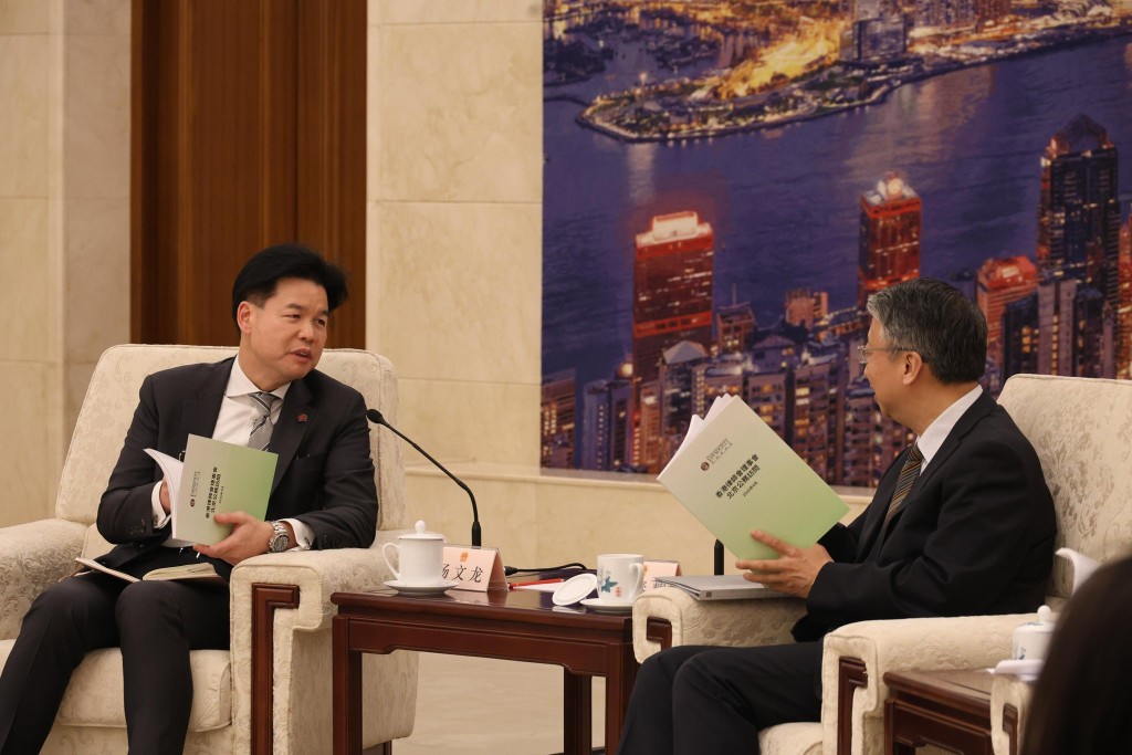 雙方圍繞國家安全、普通法制度實踐、涉外法治建設，以及法律專業在新發展階段的角色與責任等重要議題，進行深入而具前瞻性的交流。律師會fb