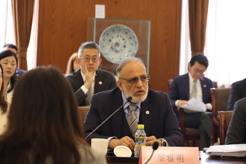 香港律師會會長湯文龍下午率領理事會代表團拜訪中華人民共和國外交部，獲外交部條約法律司司長齊大海接見。香港律師會