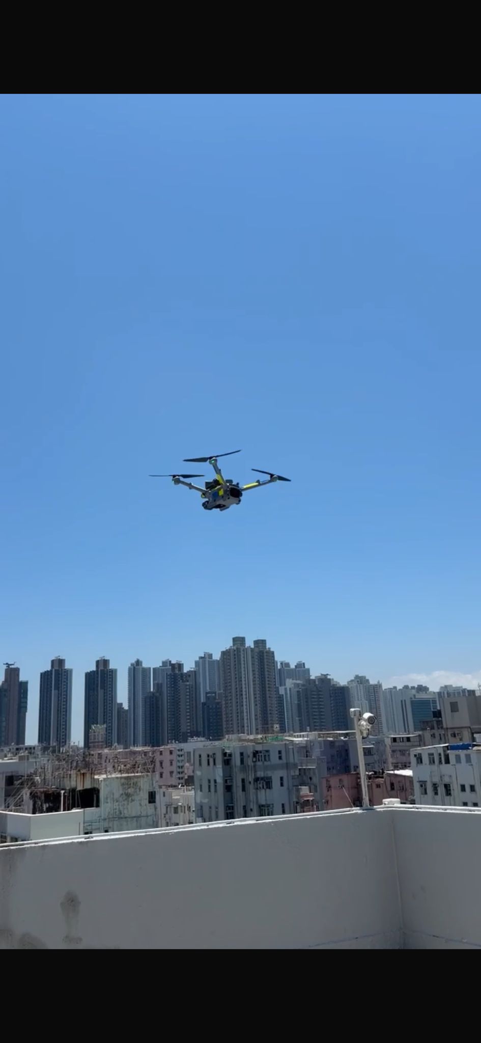警方周四(28日)在區內展開打擊毒品行動,並利用小型無人機進行協助和監察。 警方周四(28日)在區內展開打擊毒品行動,並利用小型無人機進行協助和監察。