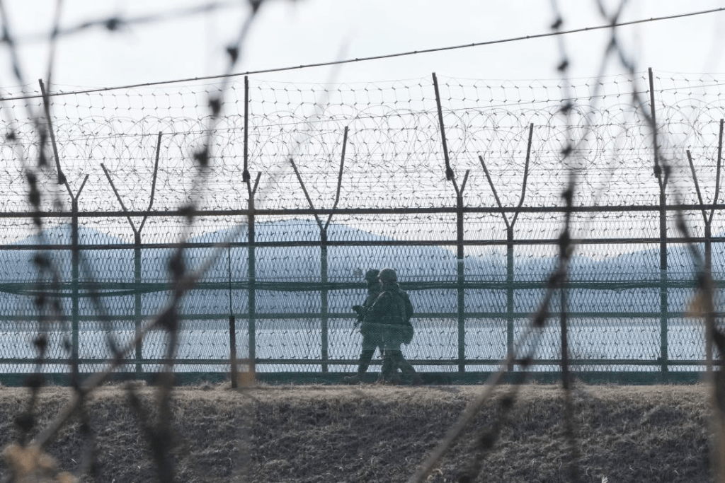 南韩士兵在坡州市沿著靠近北韩边境的铁丝网巡逻。 美联社