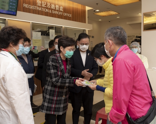 林鄭向長者派發防疫物資。