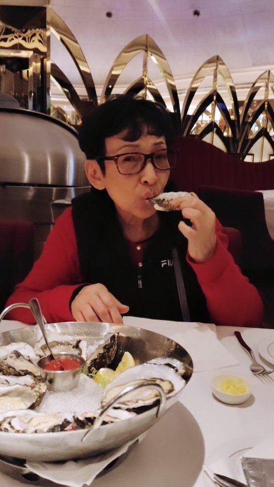 冯素波又食生蚝。