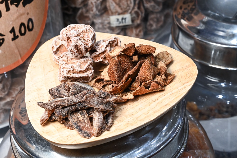 遠近馳名的么鳳三寶，包括冬薑、話梅與陳皮，多年來堅守原有風味。