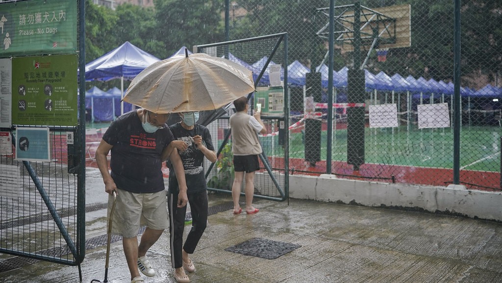 食衞局指，由於紅雨仍然生效，室外的流動採樣站今日餘下時間會繼續暫停服務，不會重開。 資料圖片