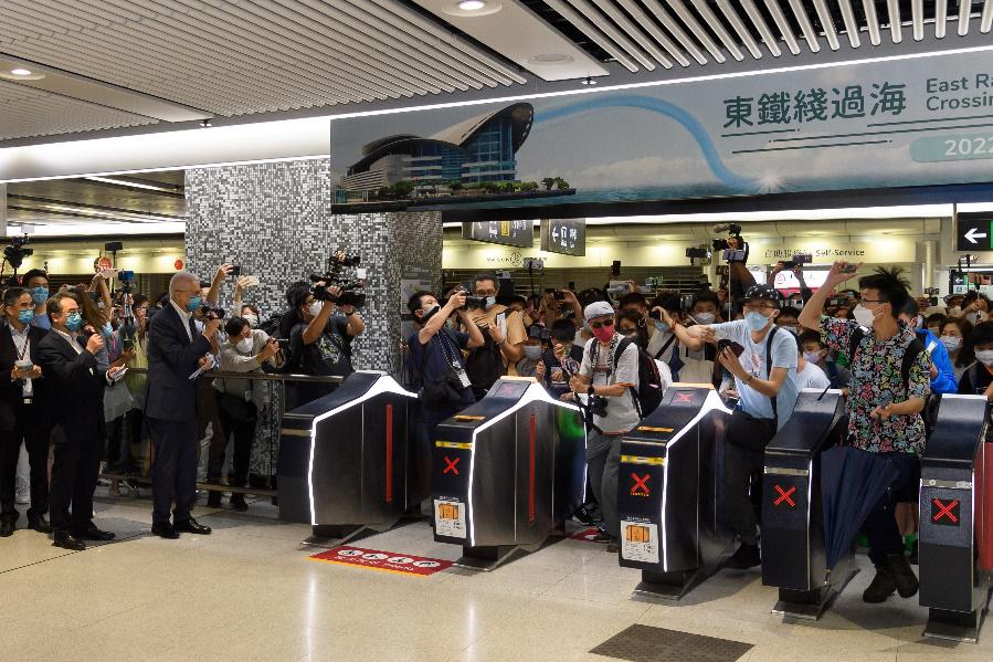 鐵路是香港公共運輸的骨幹,港鐵每日承載數百萬市民的出行需求。 鐵路是香港公共運輸的骨幹,港鐵每日承載數百萬市民的出行需求。