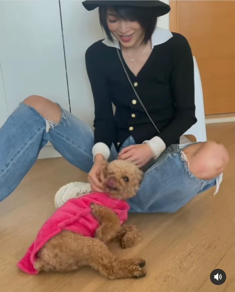 連詩雅都好掛住愛犬。