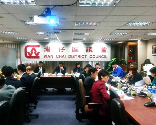 區議員不滿政府無詳細交代會展三期計劃。