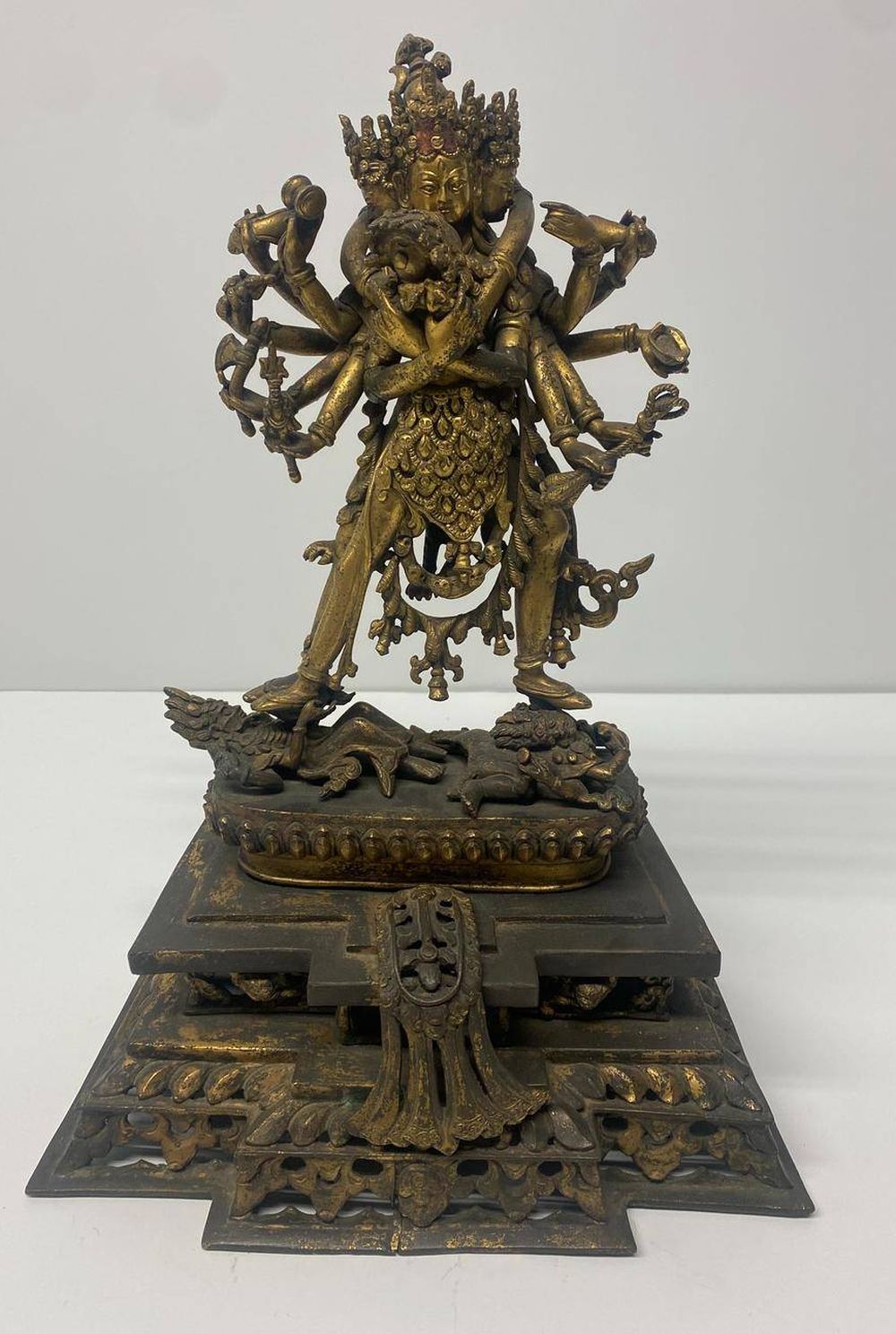 專家判斷該批文物大部分為明清時期我國藏傳佛教文物。 央視截圖