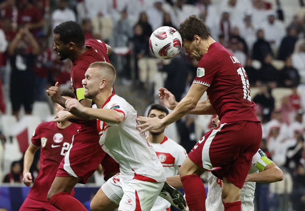 卡塔尔(红衫)大胜黎巴嫩响头炮。REUTERS