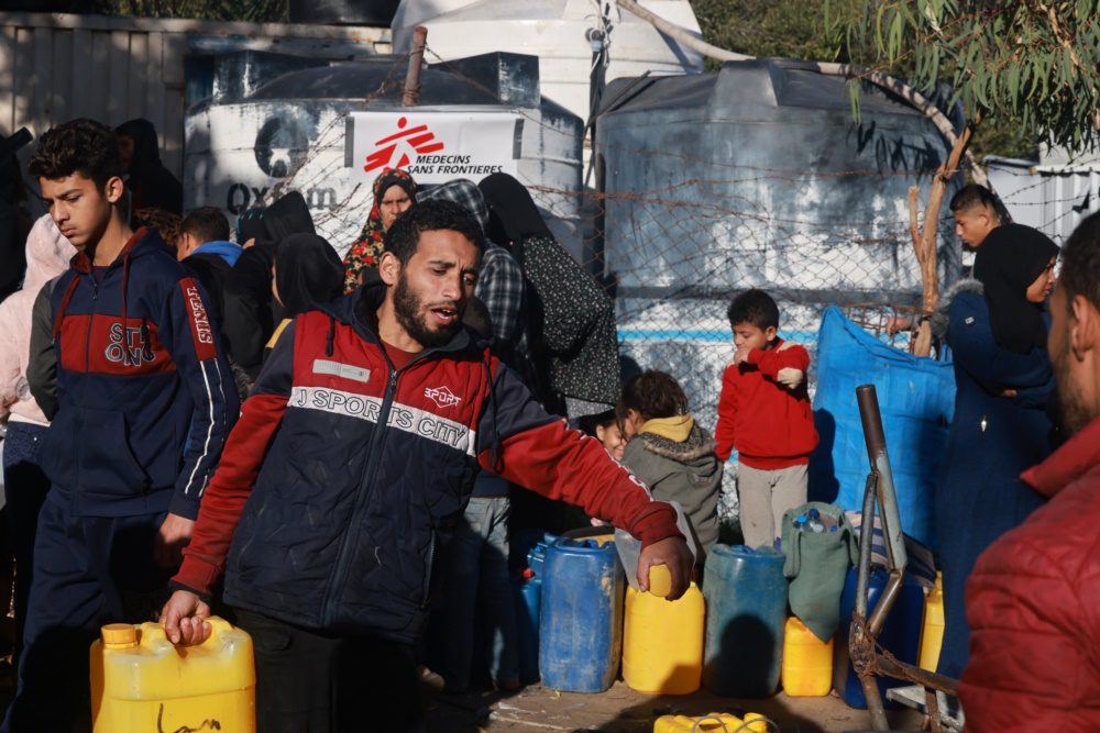 无国界医生向每日逾万名流离失所者提供清洁用水，图爲加沙南部民众从分发点取水。©无国界医生
