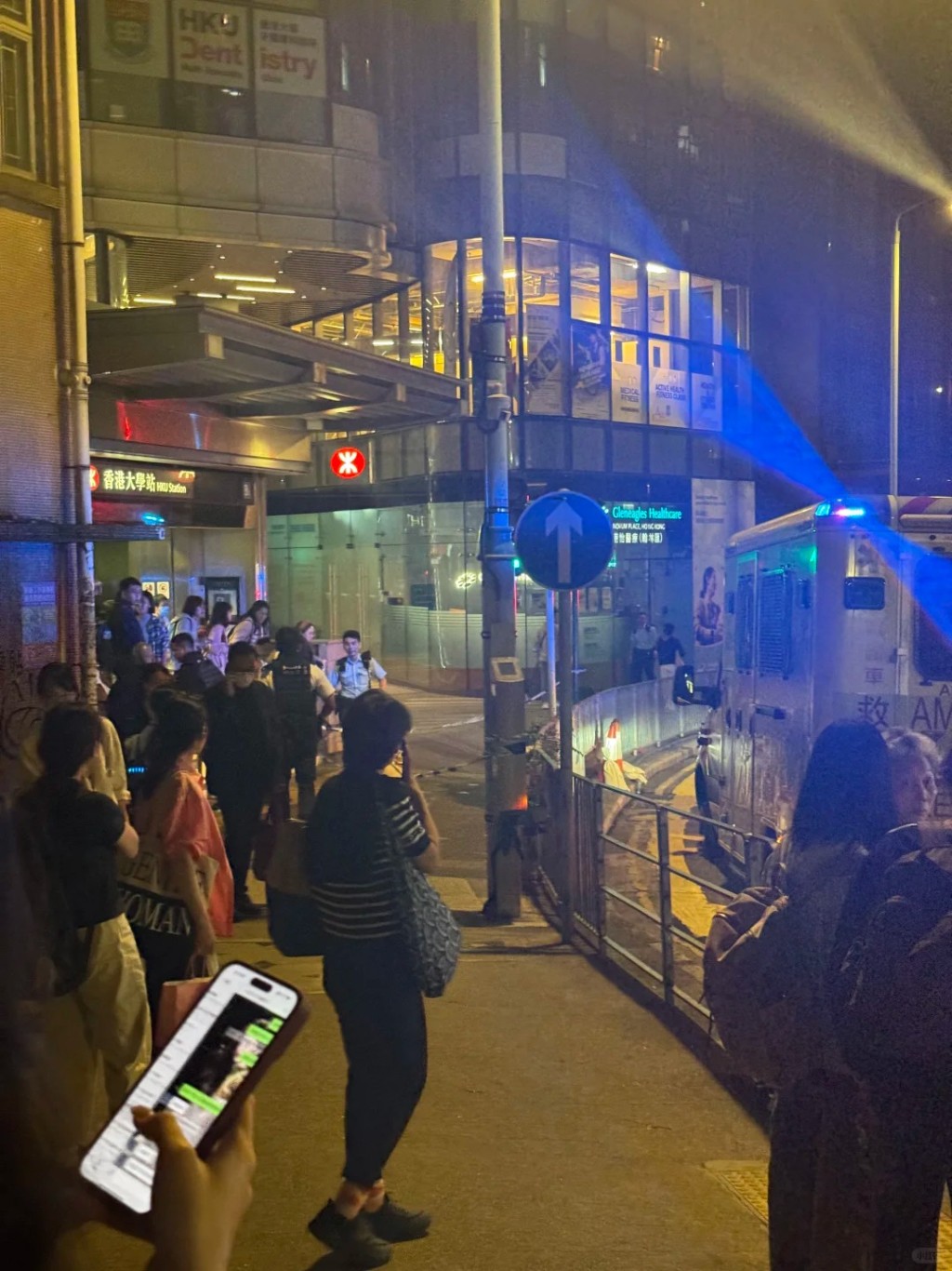 現場有大批市民圍觀。網上圖片 現場有大批市民圍觀。網上圖片