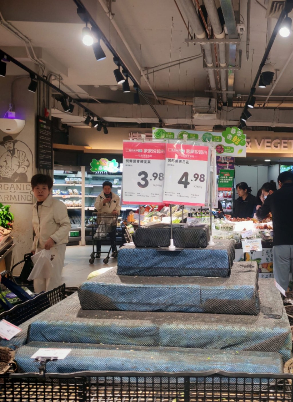 货架上食材几乎一扫而空。《星岛》驻京记者杨浚源摄 货架上食材几乎一扫而空。《星岛》驻京记者杨浚源摄