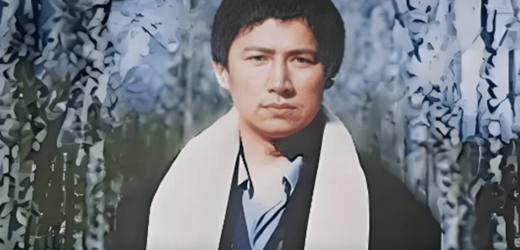 李春平憑俊朗外貌結識一名比他年長39歲的荷里活女星，女方據稱因他酷似初戀情人而深受吸引，兩人共同生活13年。微博