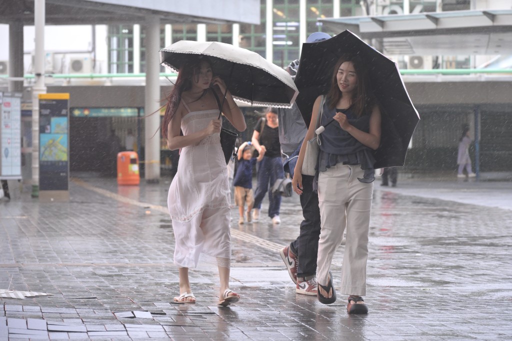 天文台今日早上5時55分,一度發出紅色暴雨警告信號,至7時45分改發黃雨,並在9時15分取消。 天文台今日早上5時55分,一度發出紅色暴雨警告信號,至7時45分改發黃雨,並在9時15分取消。