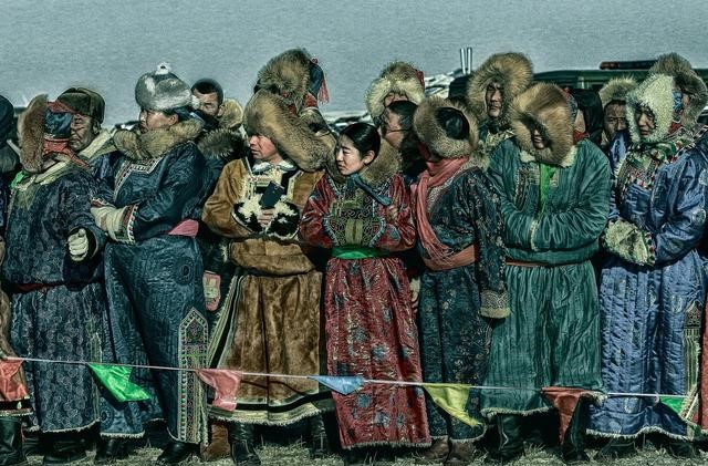 蒙古族男女衣著款式相似，都穿长袍。