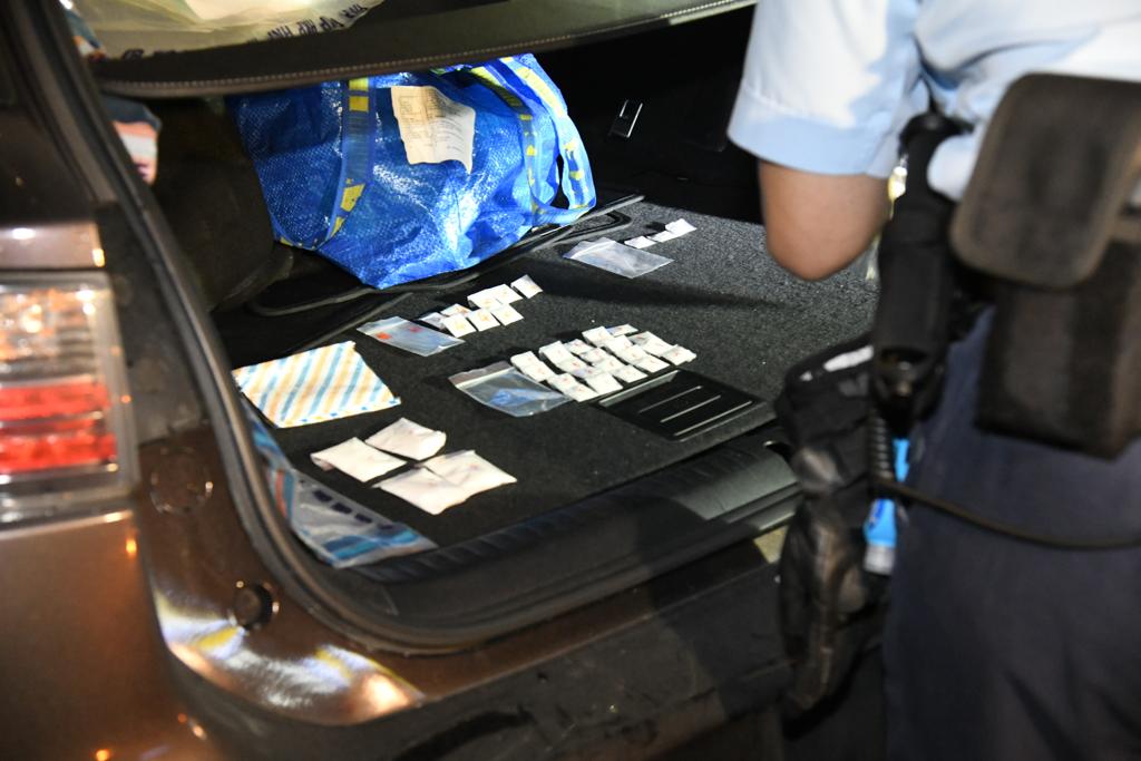 警方在车内搜获多包怀疑毒品。