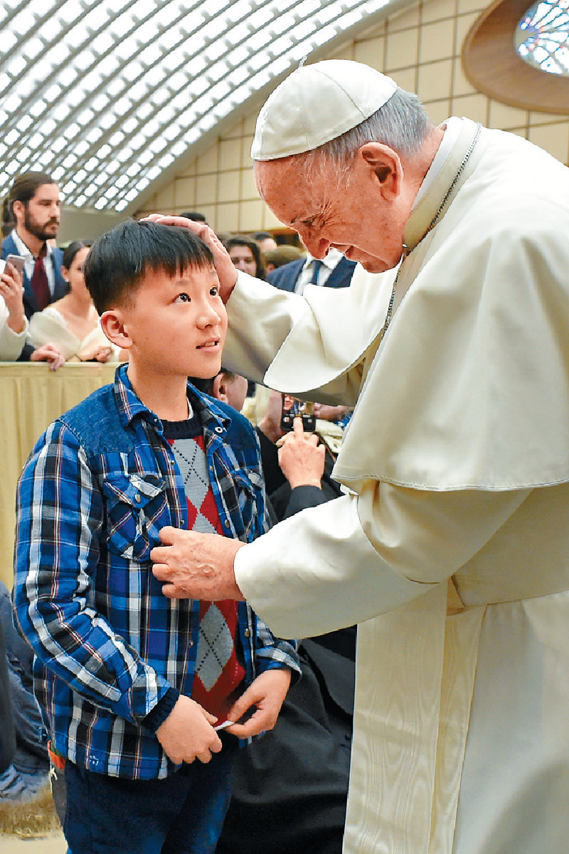 ■頌軒在基金協助下遠赴梵蒂岡跟教宗見面，並得到其擁抱和祝福。