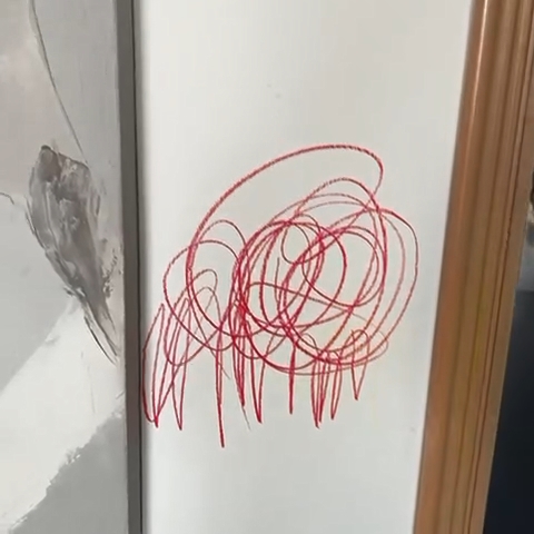 支嚳儀在兒子林煒晟的IG貼上一段用了紅色蠟筆塗污了一幅白色的牆的短片。