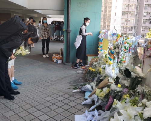 有市民到周梓乐当日堕楼位置献花悼念。