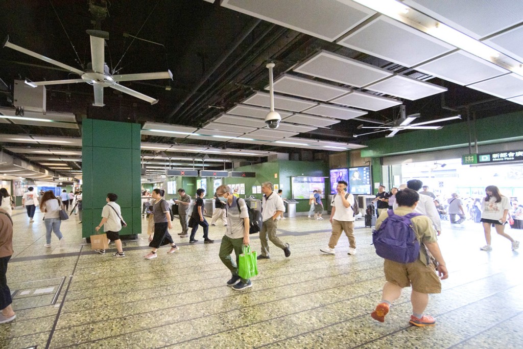 港鐵持續提升車廂及車站的空調冷卻裝置系統，並於個別車站加設風扇、流動風機等。