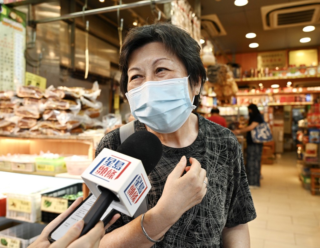 市民許女士表示,一向鍾情上海糭,今年亦花逾200元買糭,較去年預算略升,也會考慮同時購買潮州糭。 市民許女士表示,一向鍾情上海糭,今年亦花逾200元買糭,較去年預算略升,也會考慮同時購買潮州糭。 
