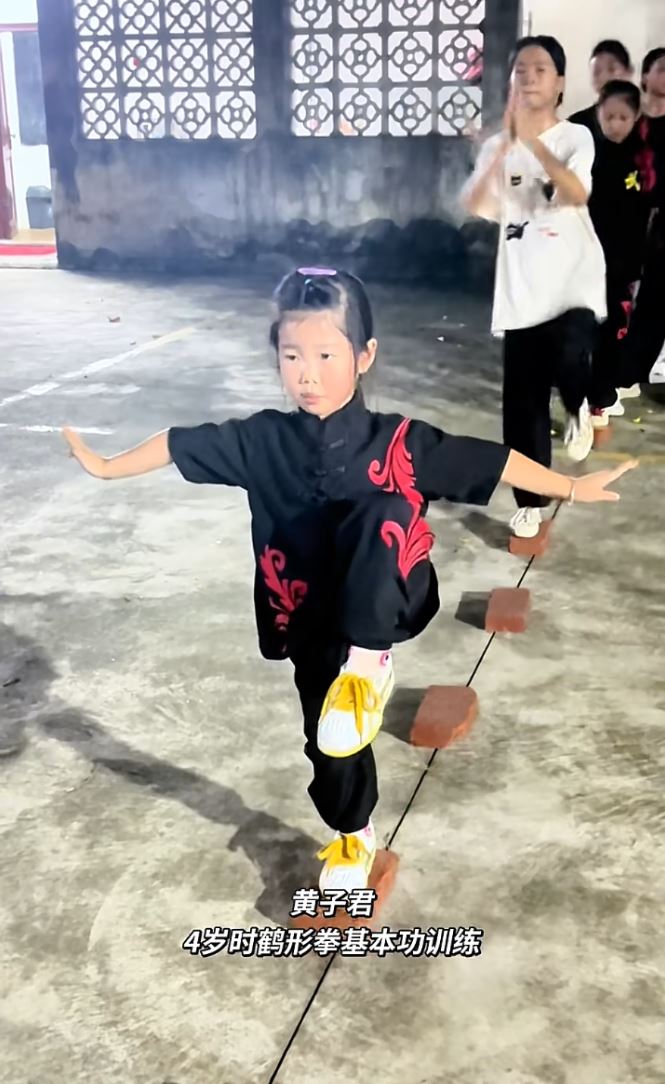 5岁的黄子君3岁时已开始刻苦练武，努力传承茂名洪拳。抖音