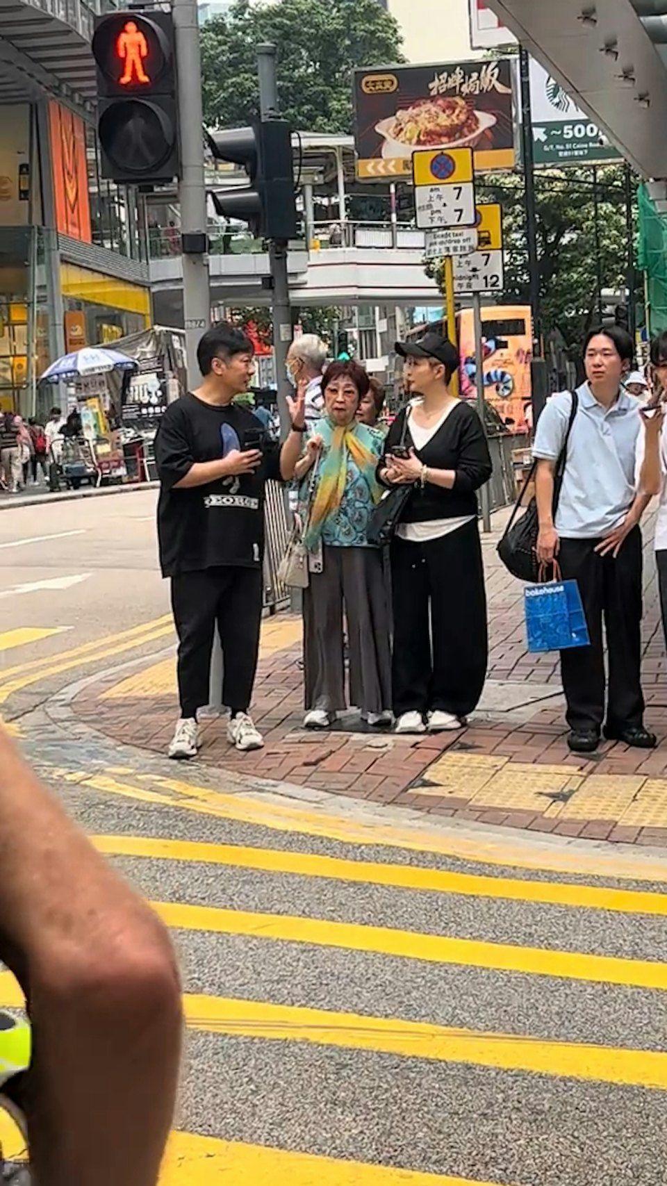 日前有網民在街頭巧遇這對星級夫婦，同行的還有湯盈盈媽媽！