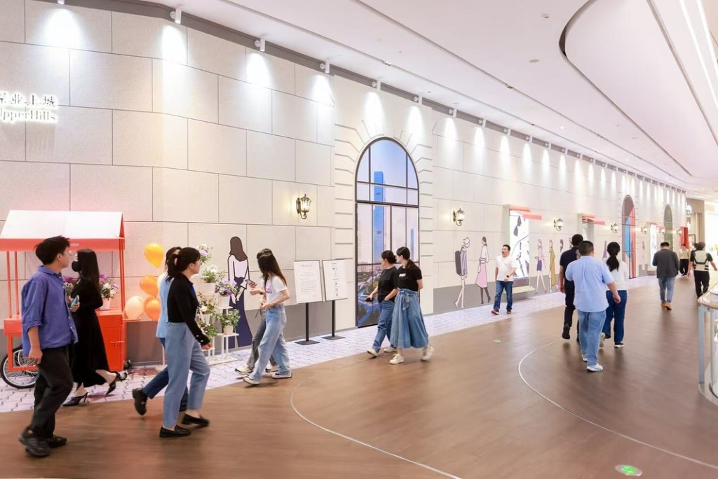 深業上城分為戶外歐陸風小鎮及室內大型商場區域，有逾300品牌進駐