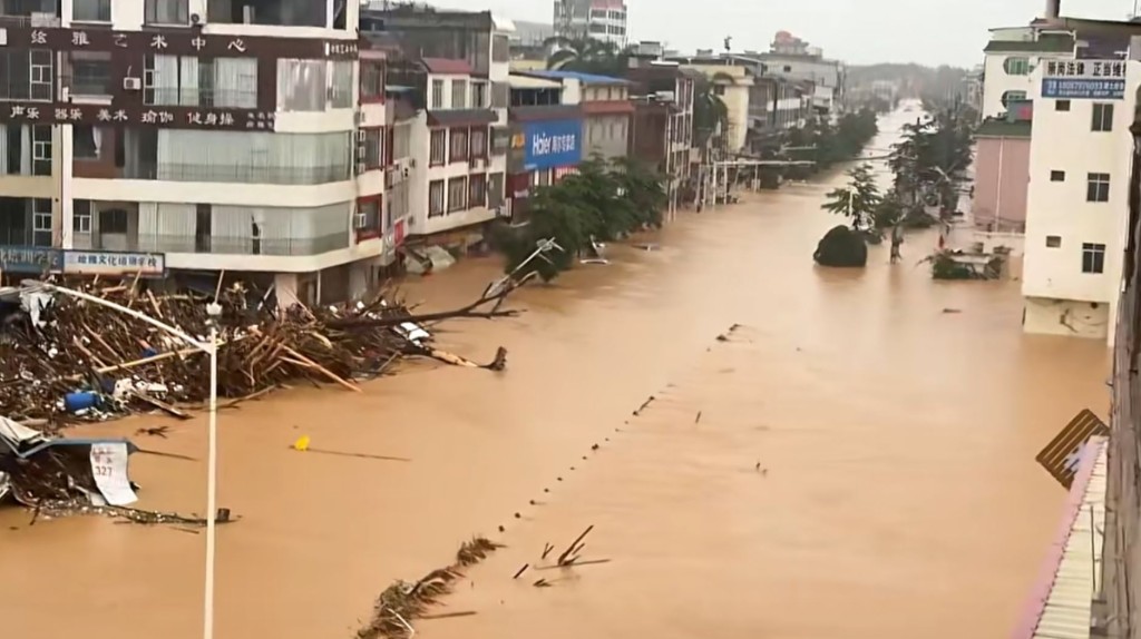 廣西橫州遭洪水淹沒，逾300災民在學校避險，超過24小時未進食。