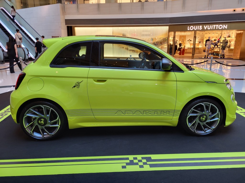 意大利电动车Abarth 500e高性能版Acid Green颜色须另加5千元(未连税)。