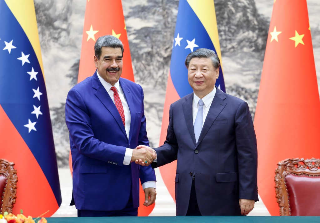 国家主席习近平13日在北京人民大会堂与来华进行国事访问的委内瑞拉总统马杜罗举行会谈。新华社
