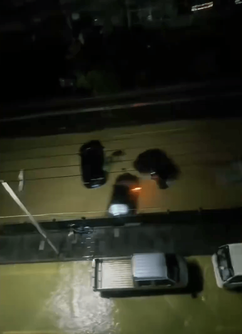湖北咸豐暴雨，多輛車被洪水沖走。
