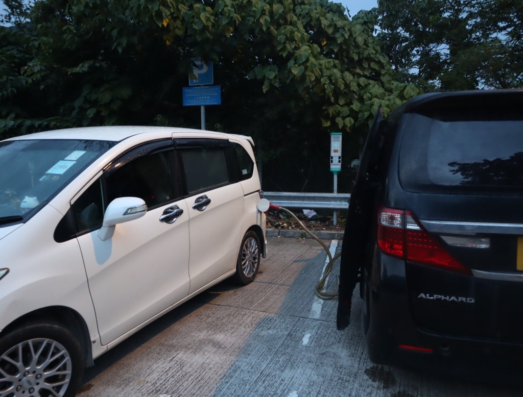 海關人員於9月17日在大圍一個公眾停車場內搗破一個流動非法加油站。