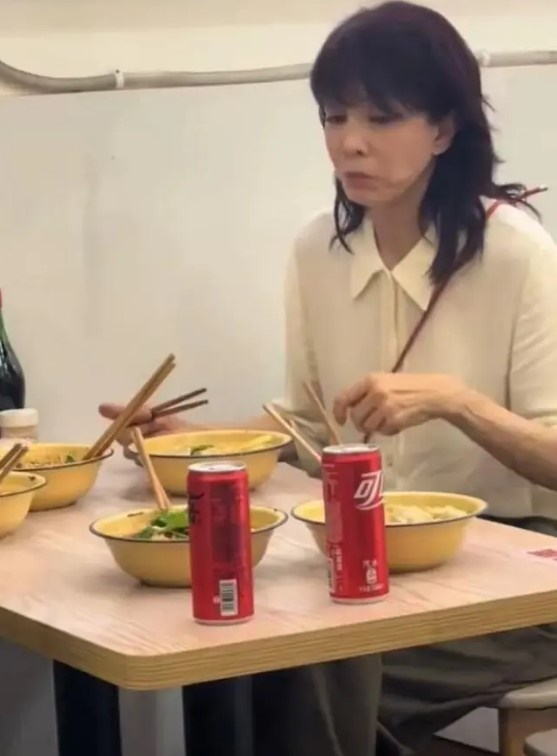 鄭裕玲極貼地。 鄭裕玲極貼地。