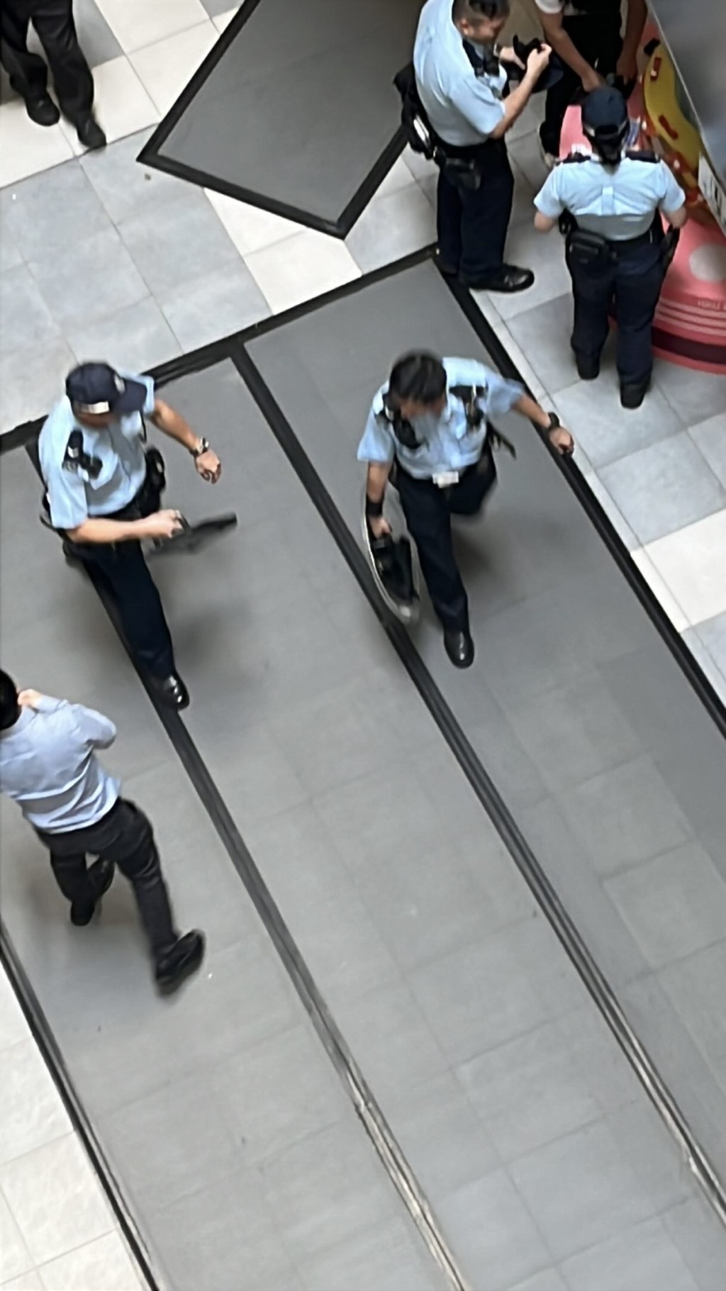 有4名警員接報到場，其中一名警員更持盾牌。kaoruuu_.cosss@threads圖片